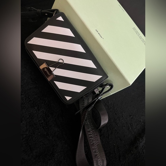 OFF WHITE Mini Diagonal Binder Clip Bag 🤍 - Picture 4 of 8
